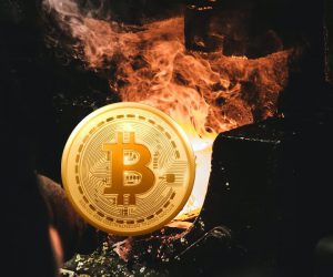 Trump mit neuem Stablecoin, Saylor mit "Legacy"-Bitcoin-Burn