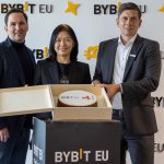 Christian Scherer CEO von Ski Austria, Helen Liu Co-CEO von Bybit, und Georg Harer Geschäftsführer von Bybit EU