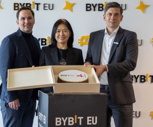 Christian Scherer CEO von Ski Austria, Helen Liu Co-CEO von Bybit, und Georg Harer Geschäftsführer von Bybit EU