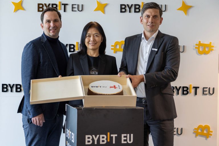 Christian Scherer CEO von Ski Austria, Helen Liu Co-CEO von Bybit, und Georg Harer Geschäftsführer von Bybit EU