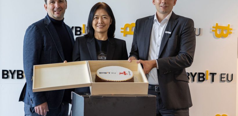 Christian Scherer CEO von Ski Austria, Helen Liu Co-CEO von Bybit, und Georg Harer Geschäftsführer von Bybit EU
